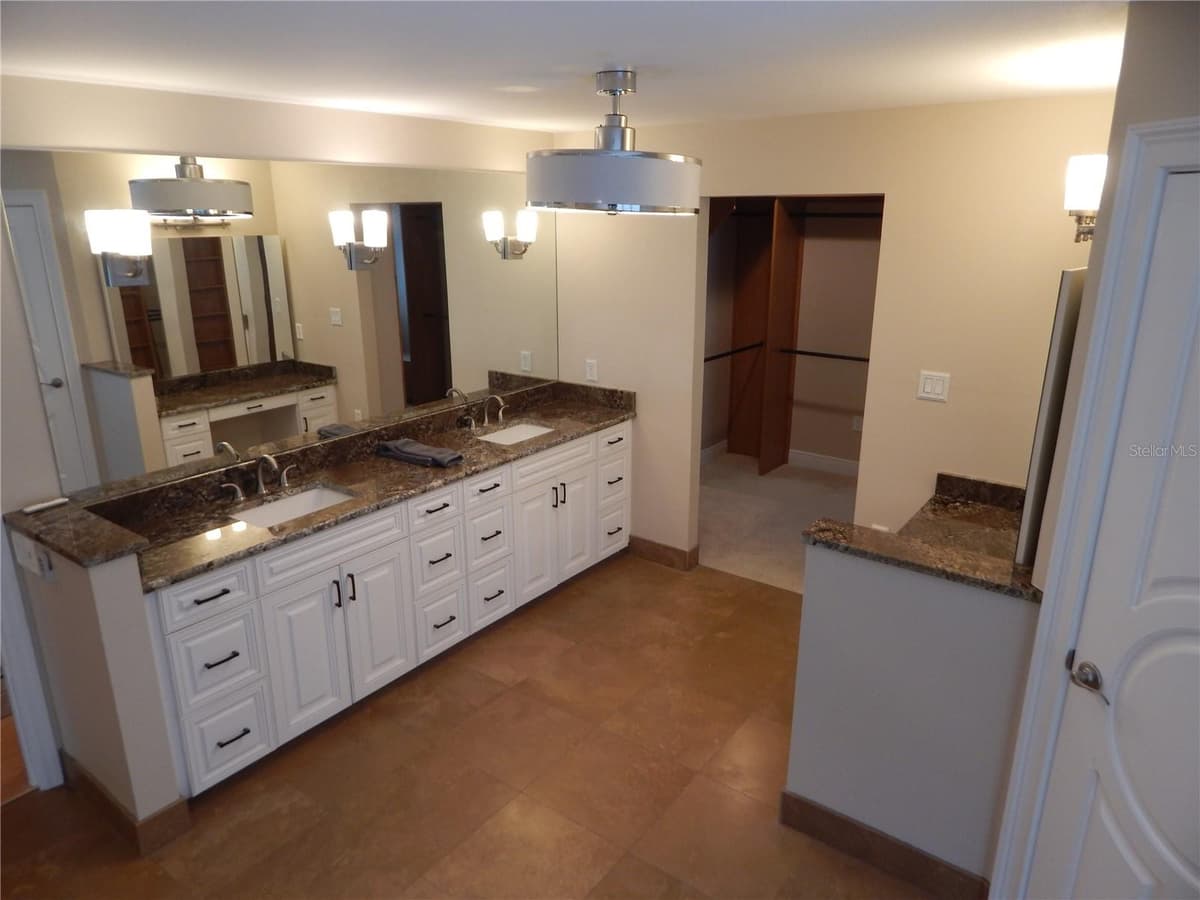 8025 ISLAND DRIVE — photo 13 of 36