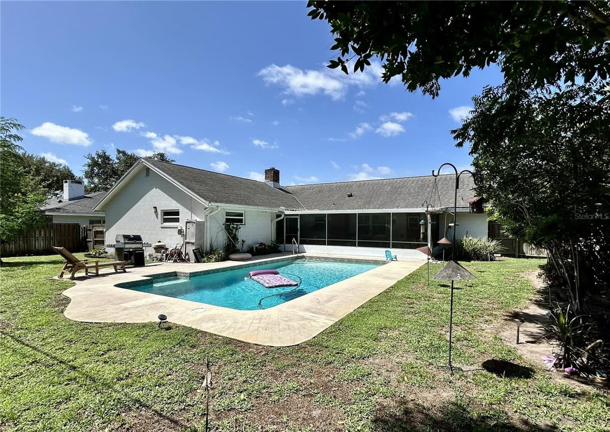 1241 PRYDE DRIVE — photo 2 of 3