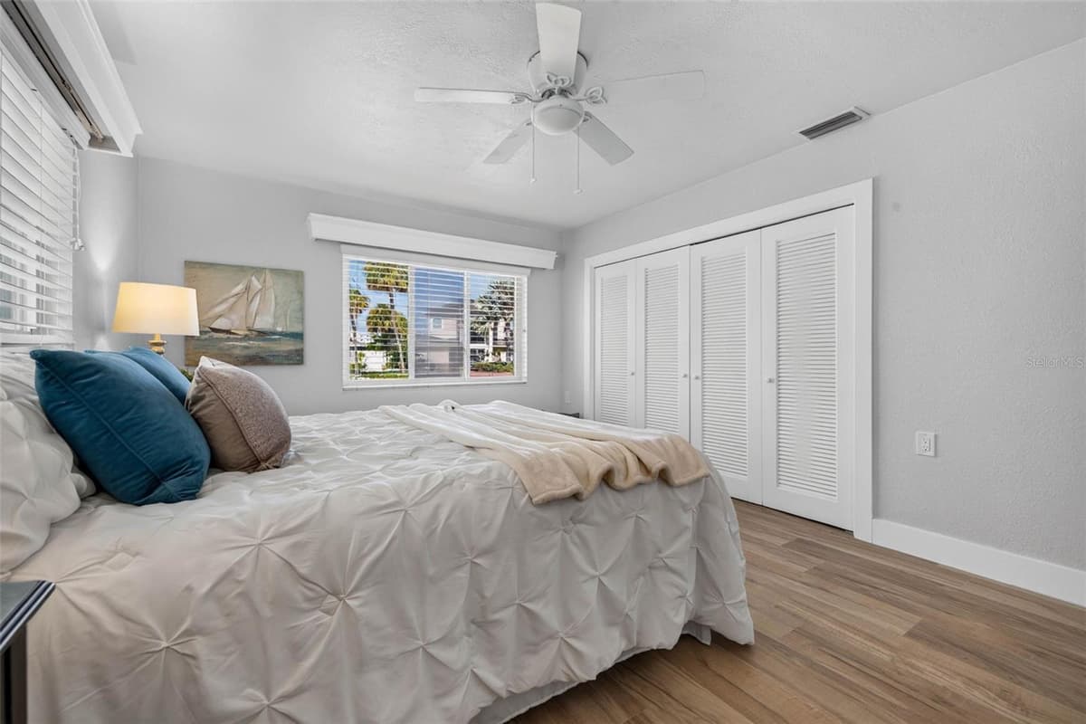 8651 GULF BOULEVARD — photo 22 of 32