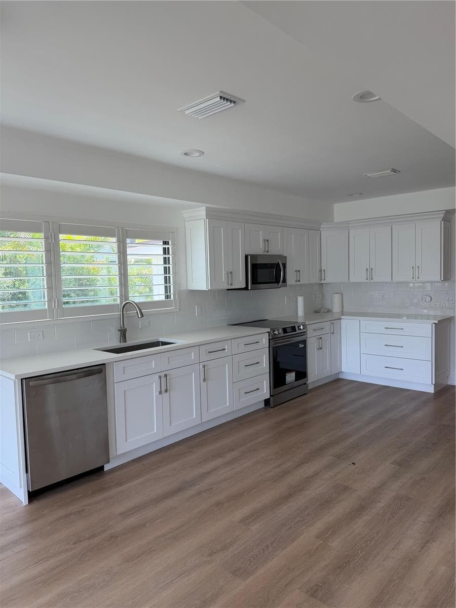 105 AUGUSTA AVENUE — photo 8 of 54