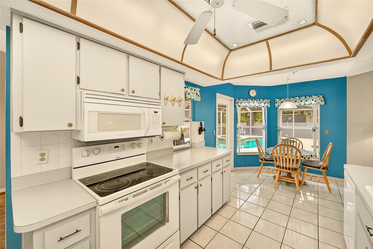 10529 AYR COURT — photo 10 of 40