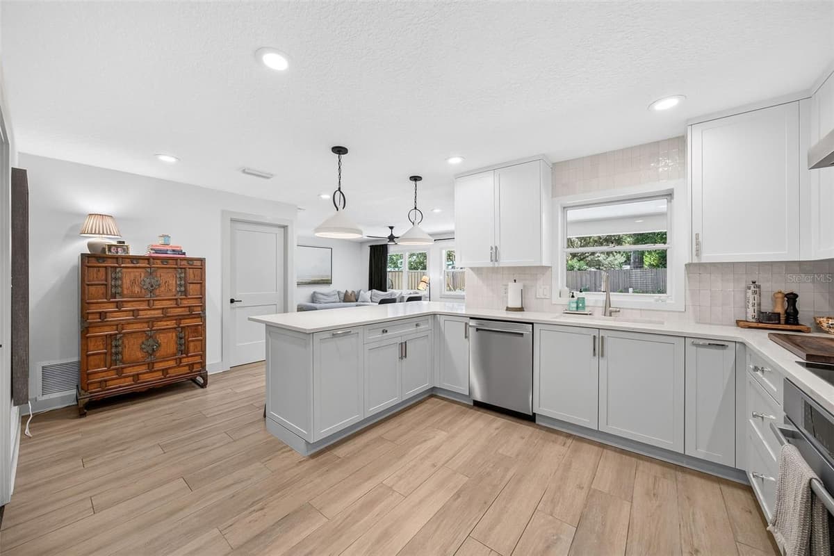 1460 LYNDALE BOULEVARD — photo 16 of 45