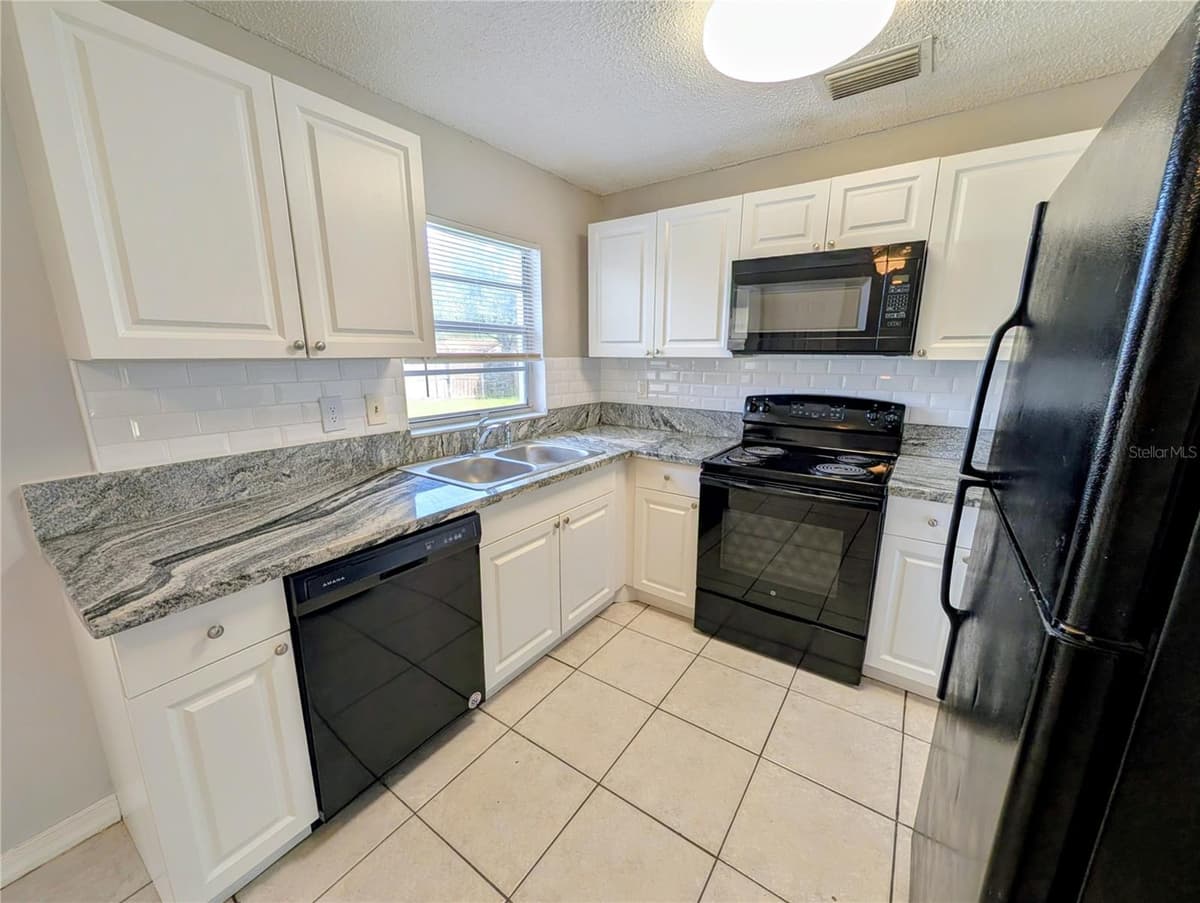 3153 LODI DRIVE — photo 8 of 39