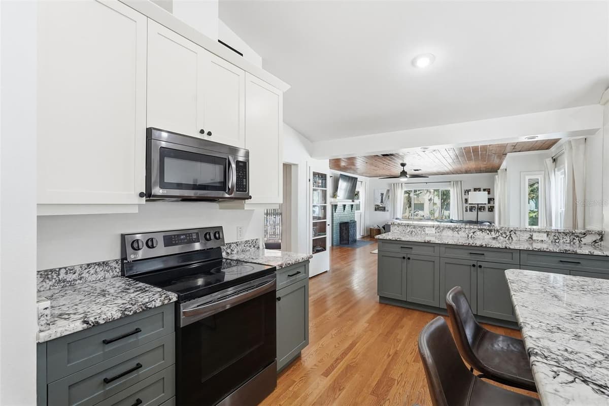517 AVERY AVENUE — photo 11 of 50