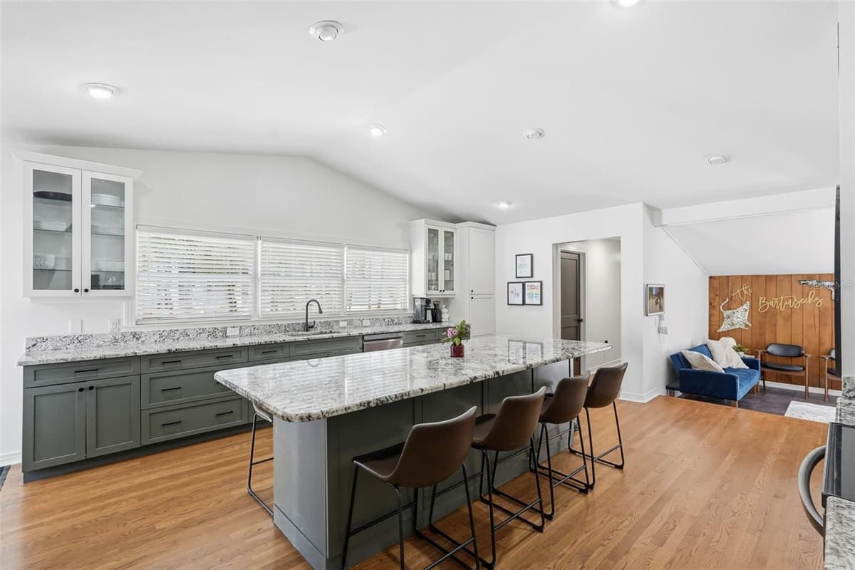 517 AVERY AVENUE — photo 9 of 50