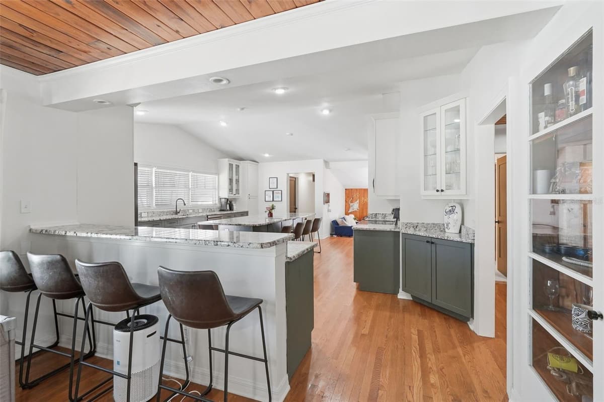 517 AVERY AVENUE — photo 6 of 50