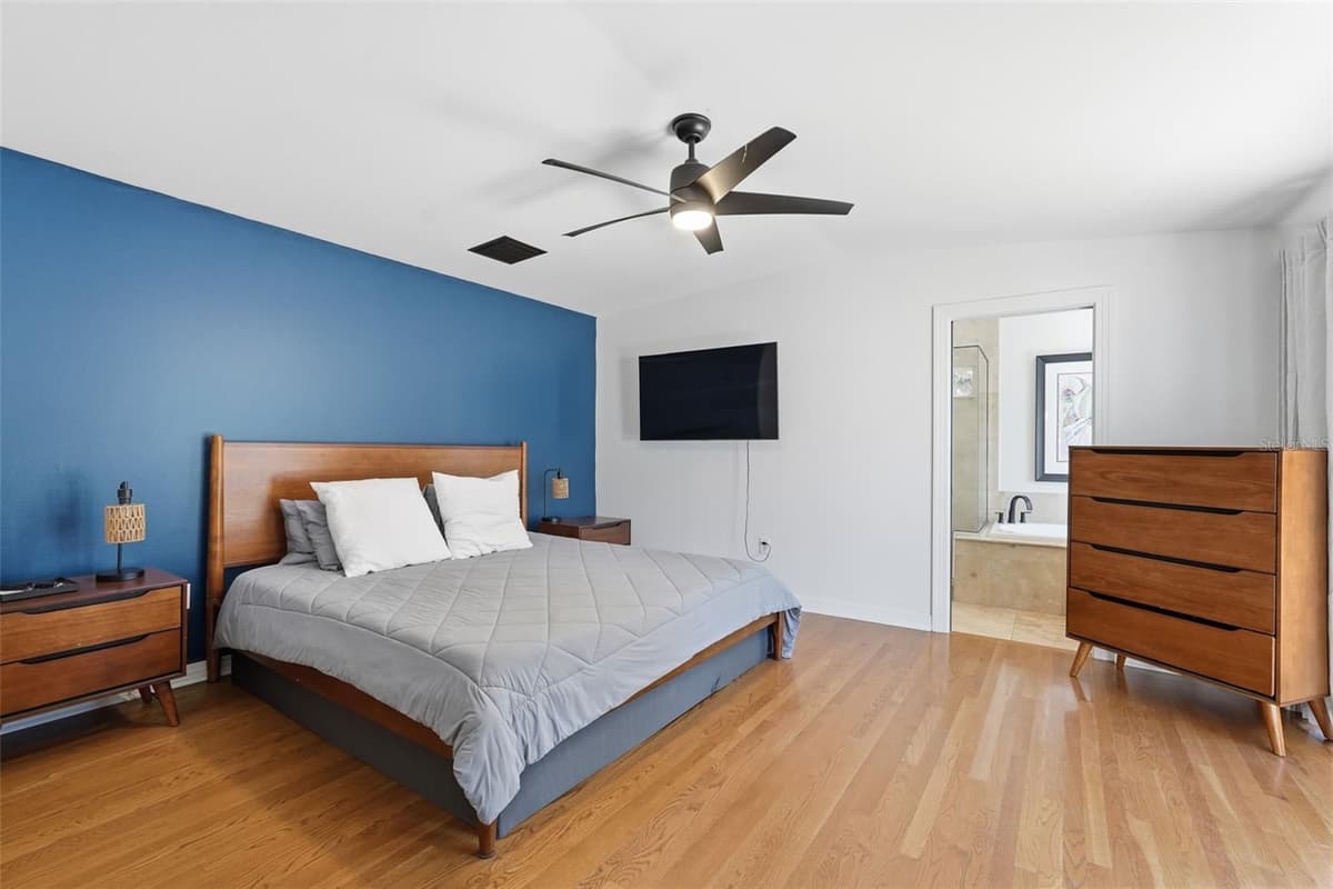 517 AVERY AVENUE — photo 13 of 50
