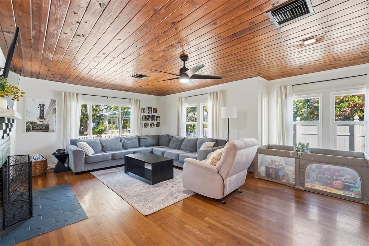 517 AVERY AVENUE — photo 4 of 50