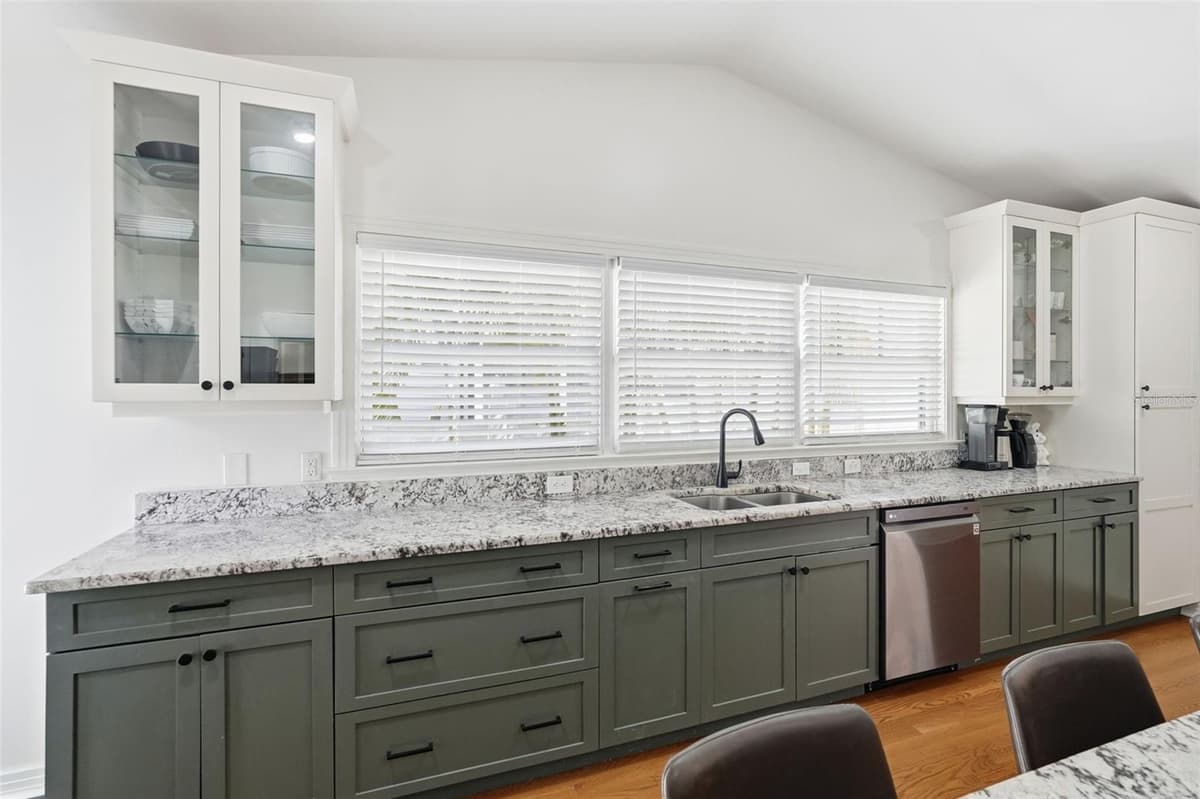 517 AVERY AVENUE — photo 10 of 50