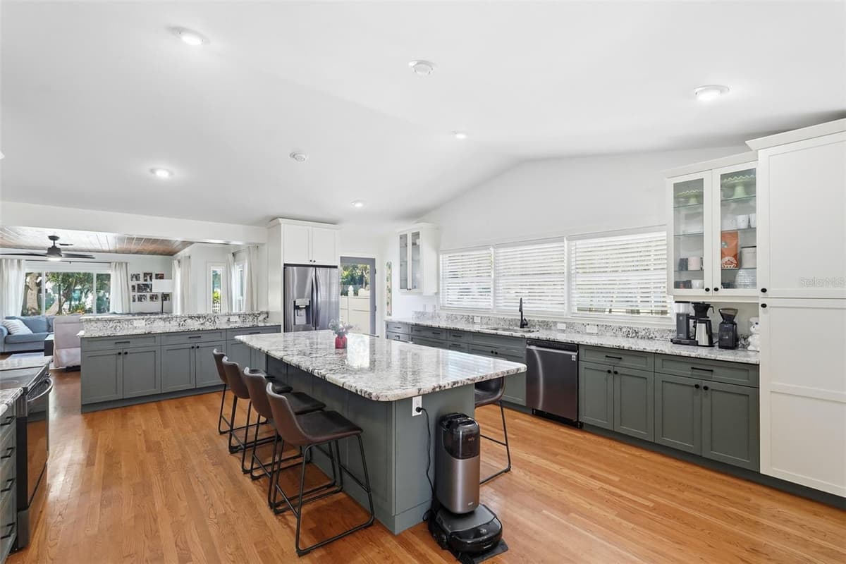 517 AVERY AVENUE — photo 12 of 50