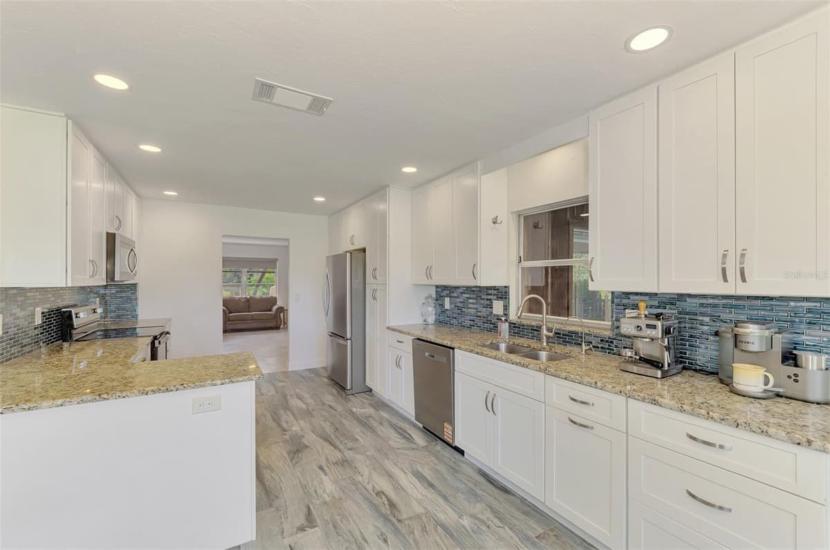 140 OXFORD DRIVE — photo 20 of 100