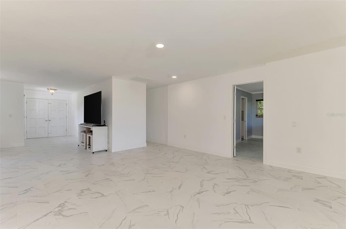 140 OXFORD DRIVE — photo 10 of 100