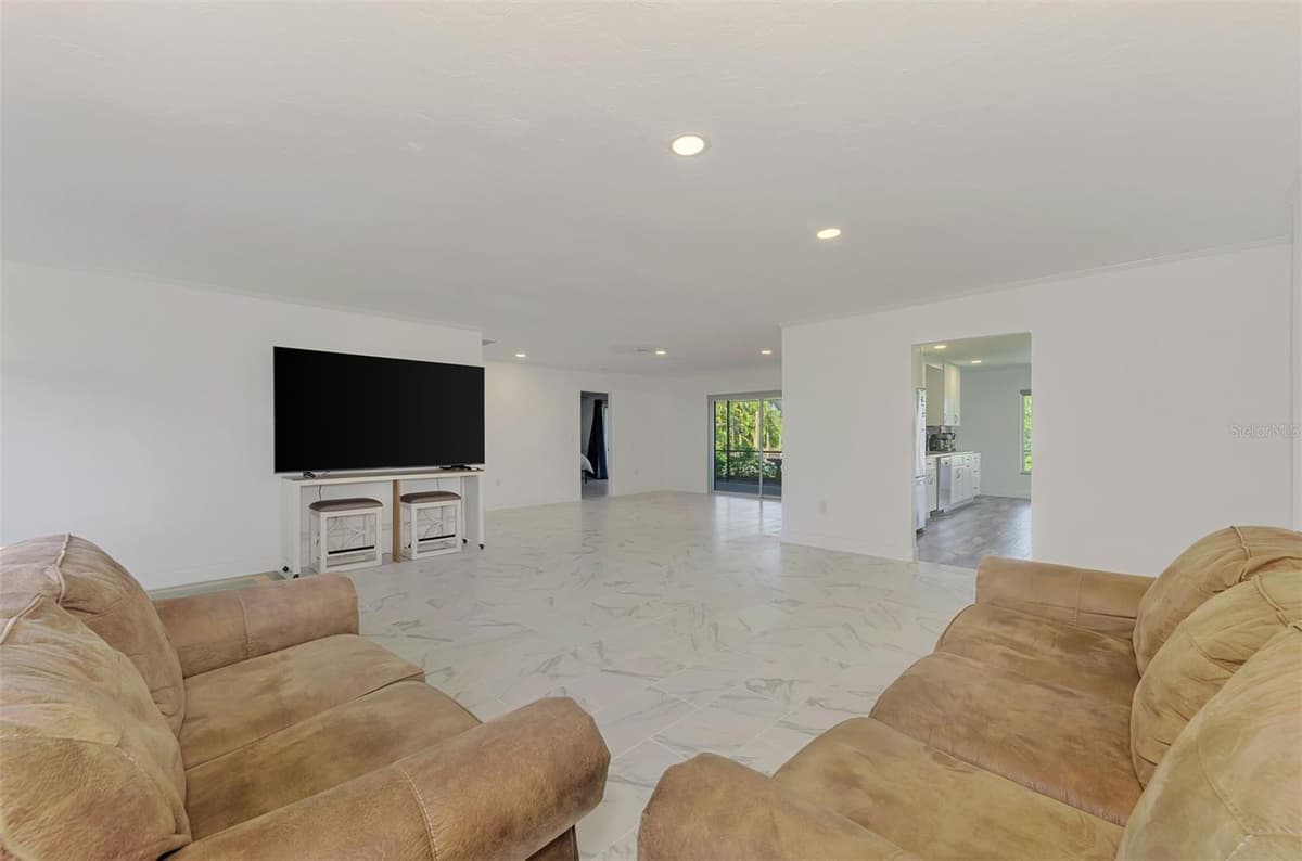 140 OXFORD DRIVE — photo 14 of 100