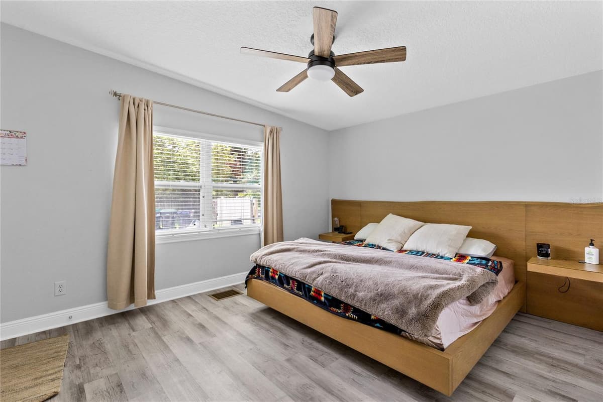 1502 MONTCALM STREET — photo 10 of 32