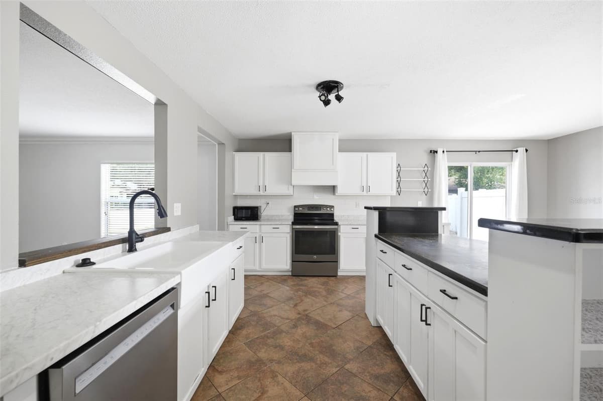 14026 JACOBSON DRIVE — photo 9 of 75