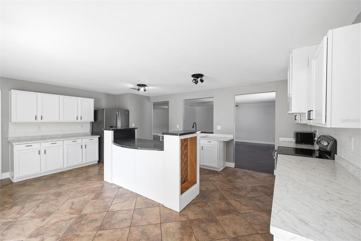 14026 JACOBSON DRIVE — photo 36 of 75