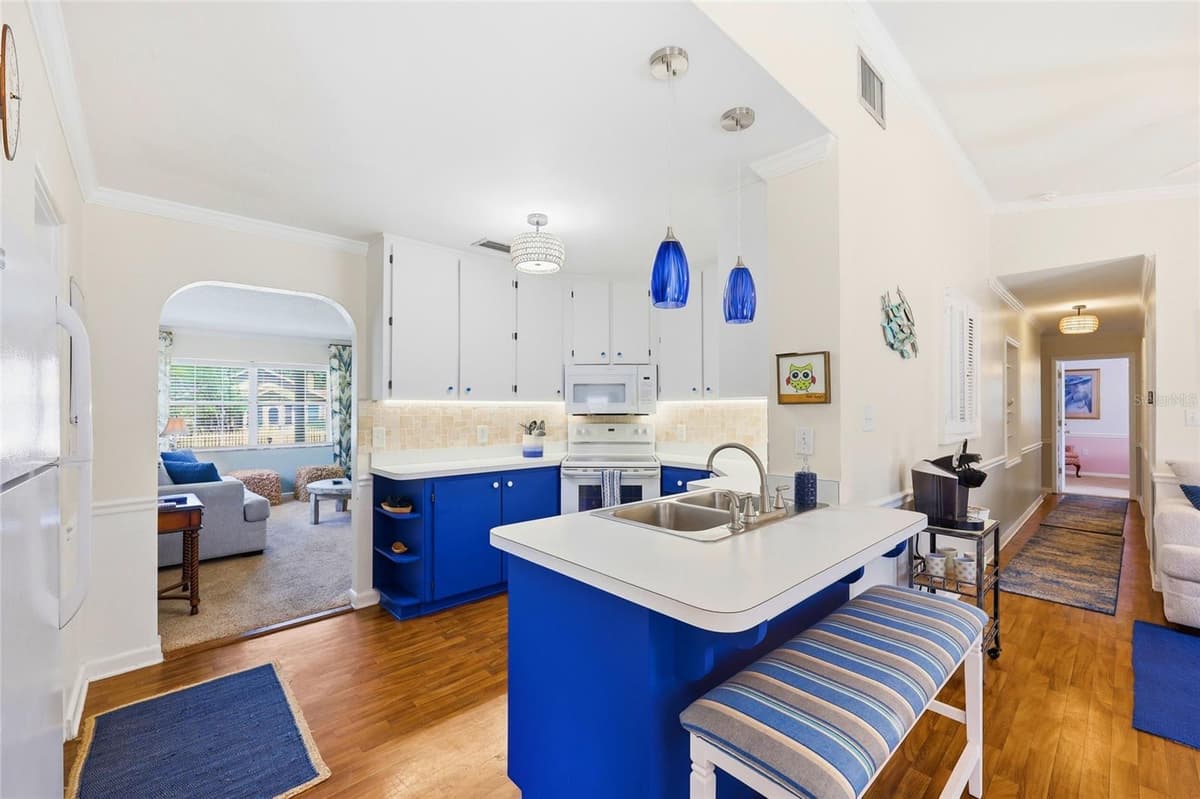 936 BAKER STREET — photo 10 of 53