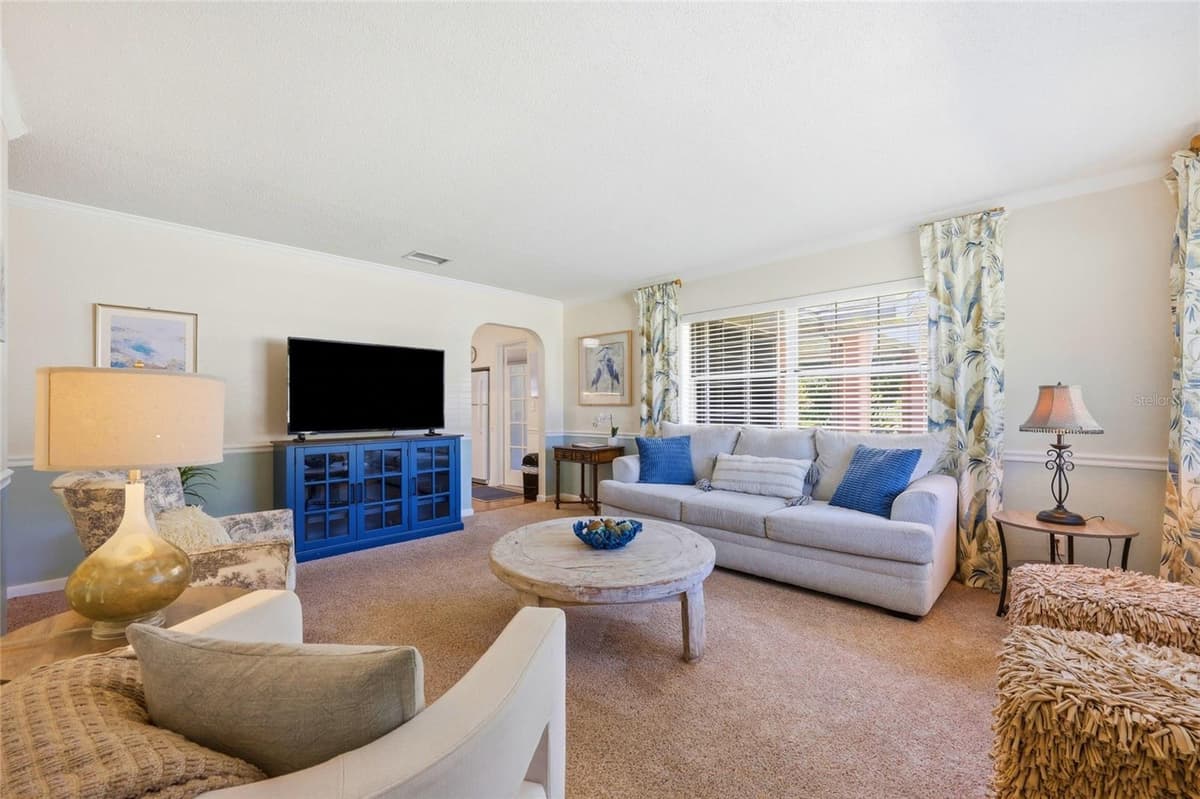936 BAKER STREET — photo 4 of 53