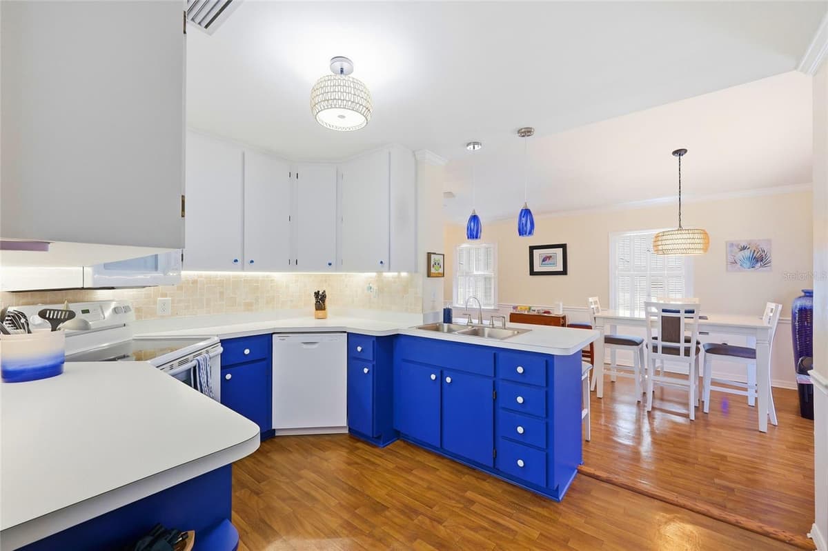 936 BAKER STREET — photo 8 of 53