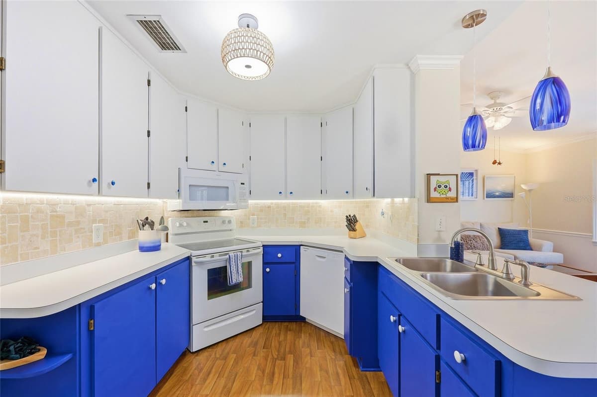 936 BAKER STREET — photo 9 of 53