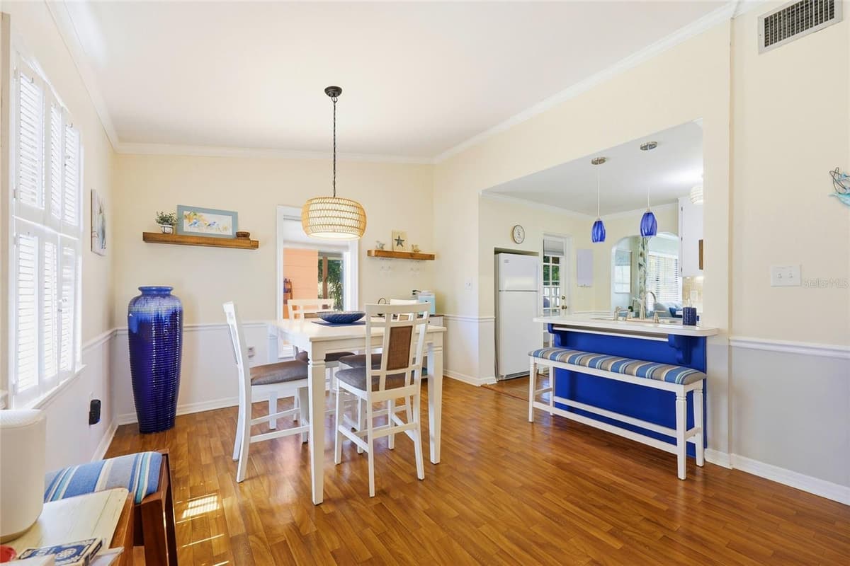 936 BAKER STREET — photo 12 of 53
