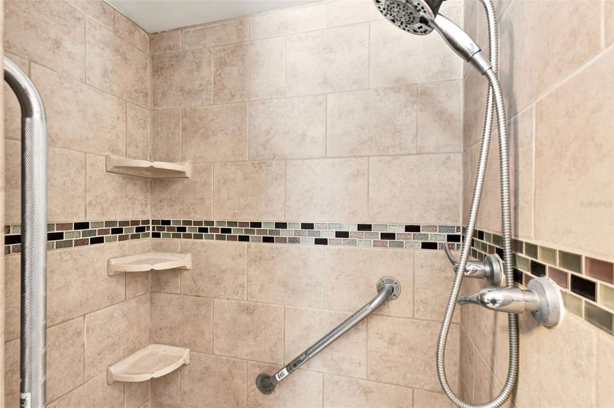7203 CHERRY LAUREL DRIVE — photo 17 of 38