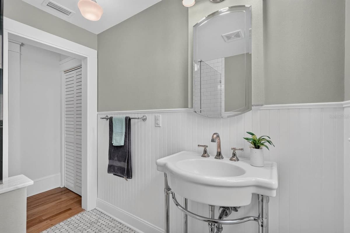 220 RIVERVIEW BOULEVARD — photo 17 of 44
