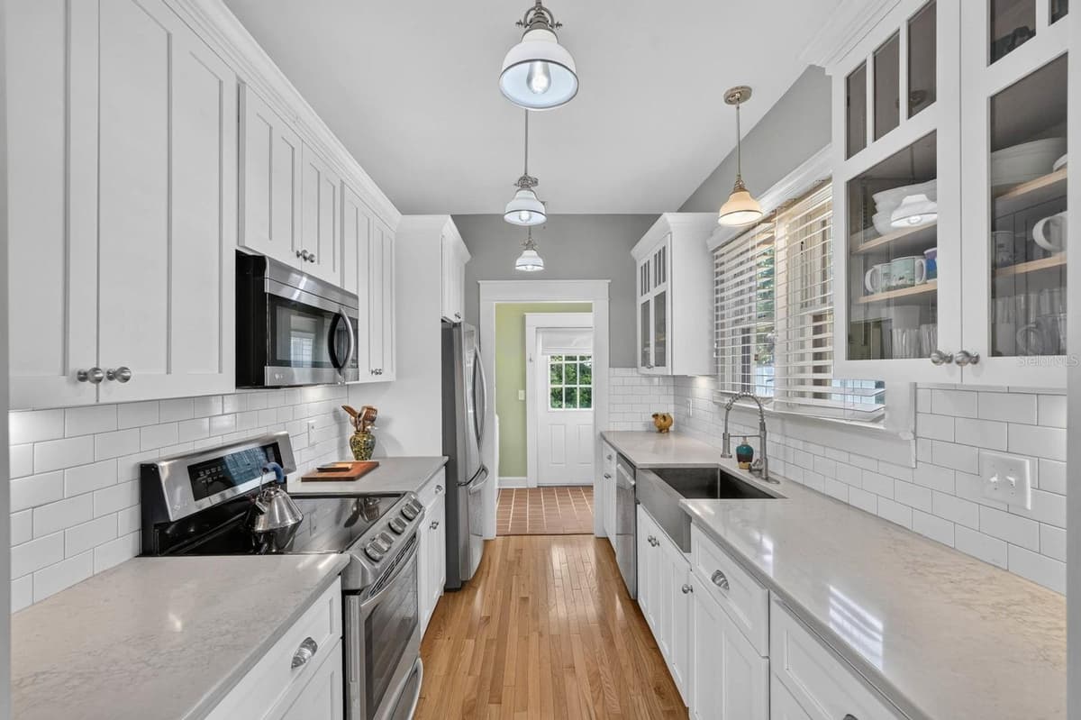 220 RIVERVIEW BOULEVARD — photo 10 of 44