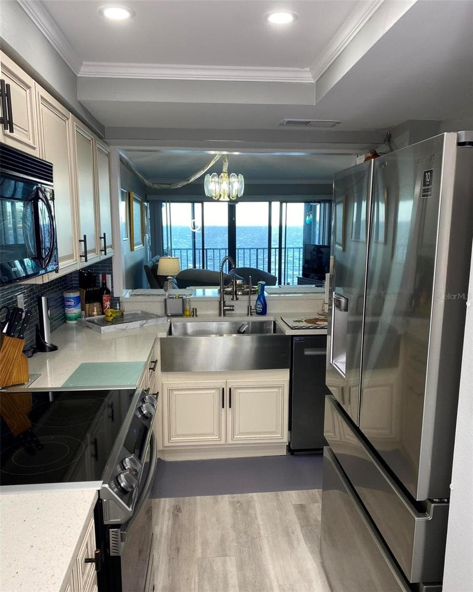 2465 WASHINGTON AVENUE — photo 9 of 31