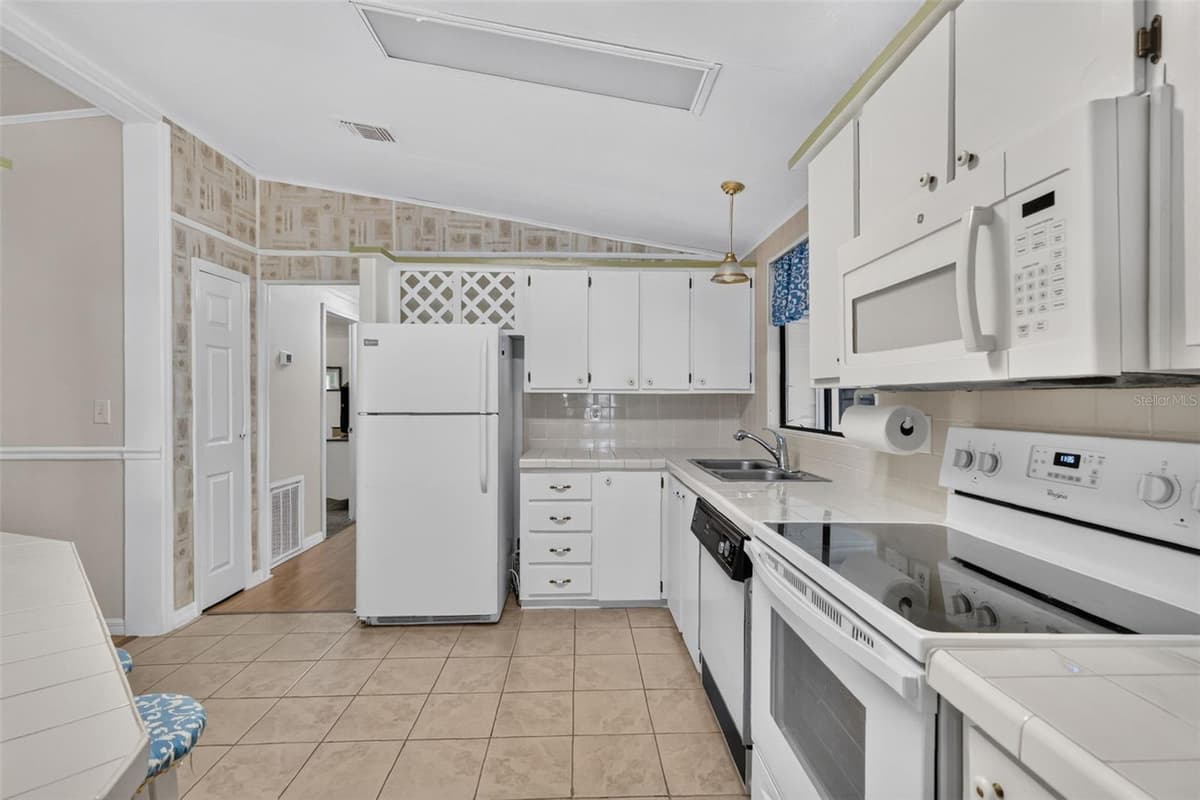 724 JASON DRIVE — photo 9 of 31