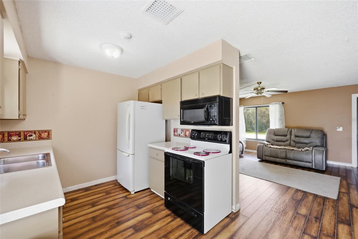 3672 RONDA DRIVE — photo 21 of 33