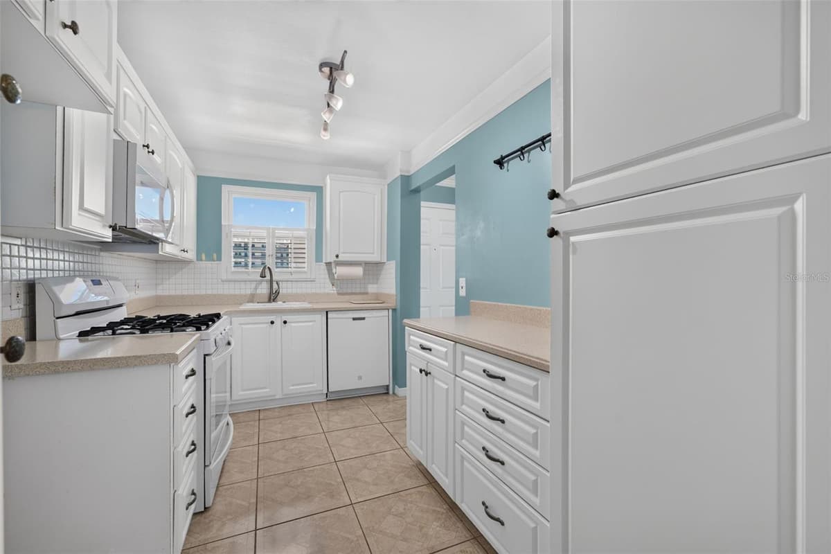 6025 SHORE BOULEVARD — photo 14 of 96
