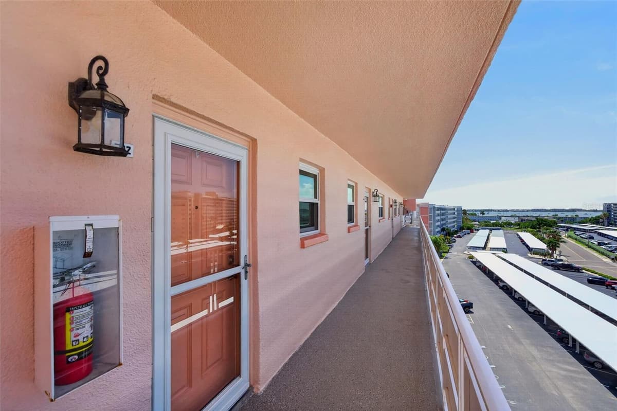 6025 SHORE BOULEVARD — photo 7 of 96