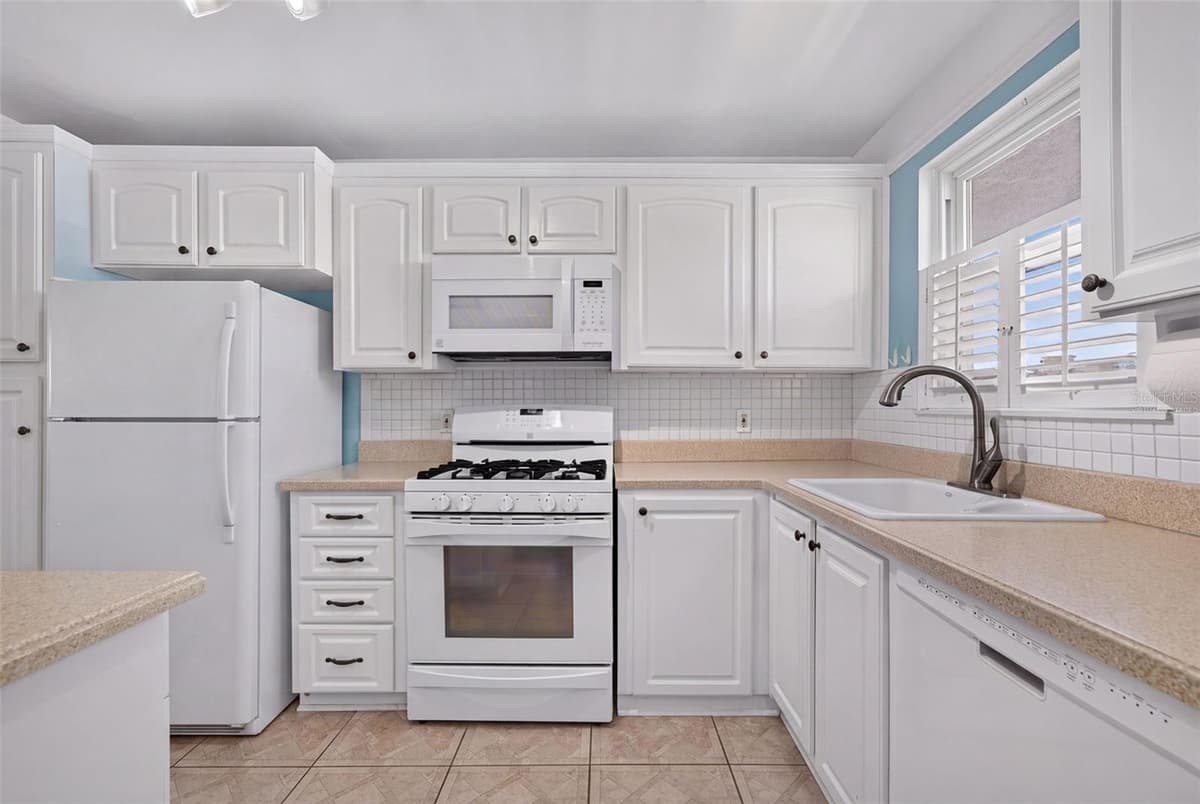 6025 SHORE BOULEVARD — photo 11 of 96