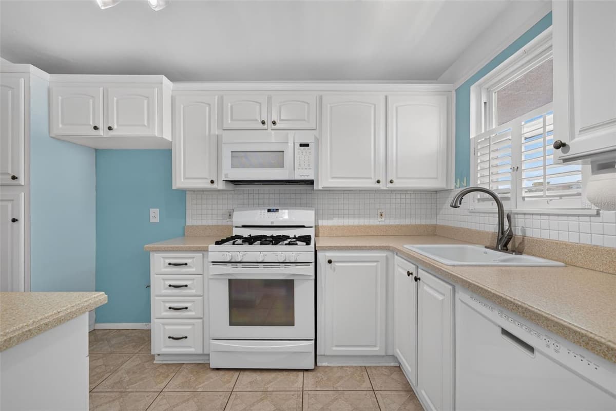 6025 SHORE BOULEVARD — photo 10 of 96