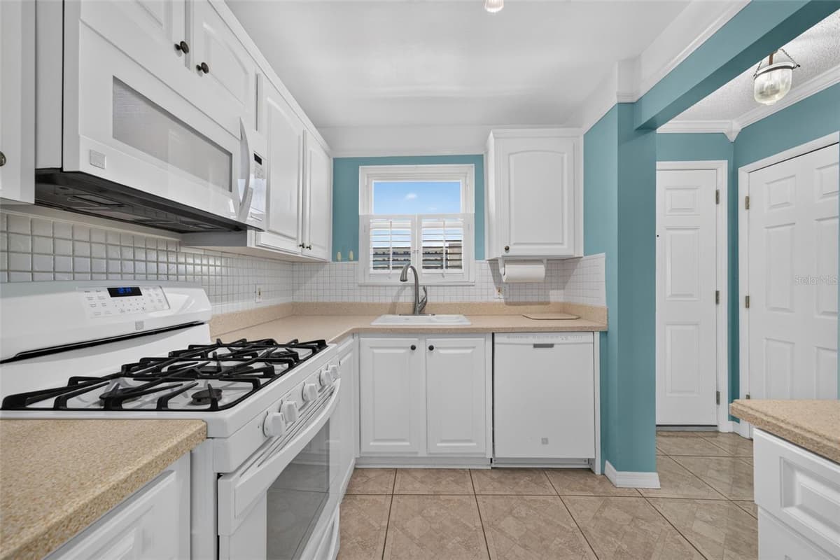6025 SHORE BOULEVARD — photo 13 of 96