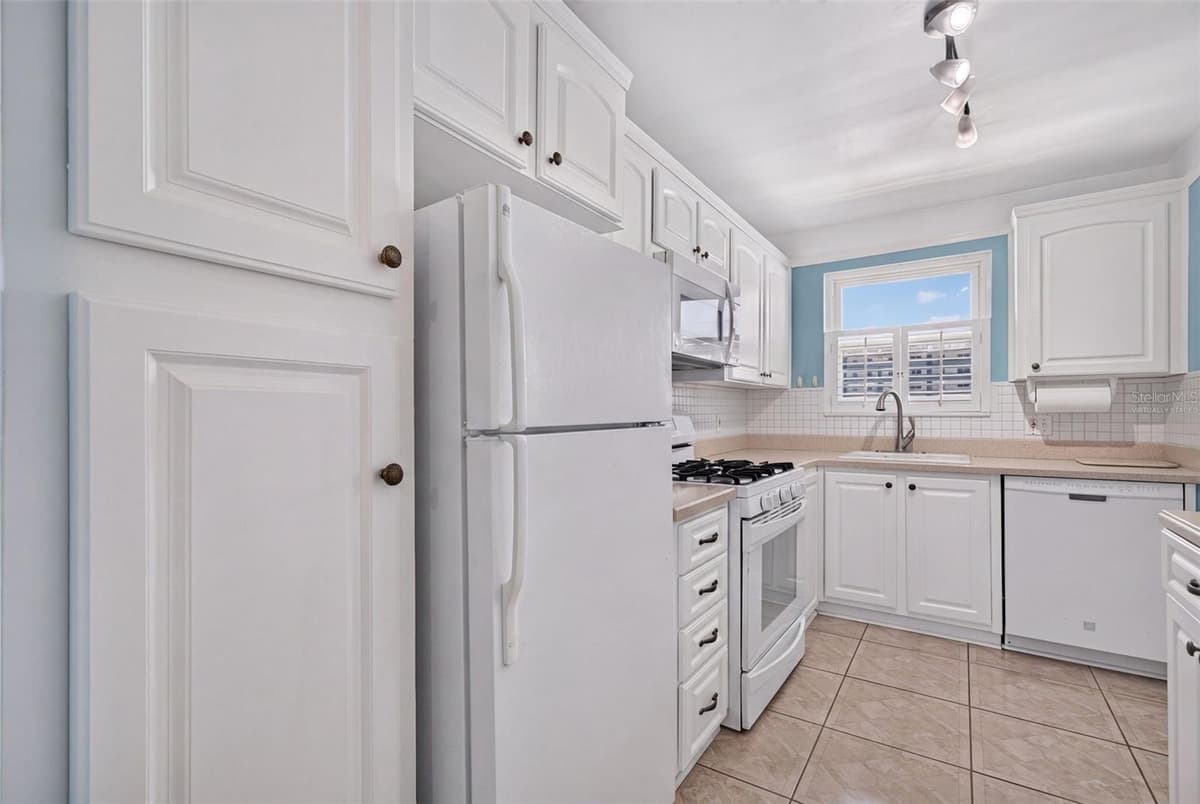 6025 SHORE BOULEVARD — photo 16 of 96