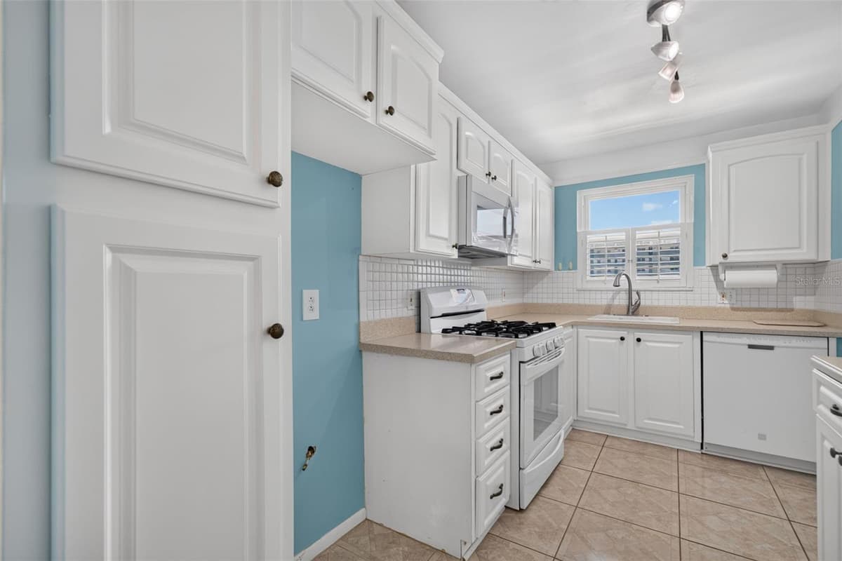 6025 SHORE BOULEVARD — photo 15 of 96