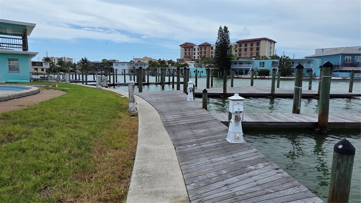 627 BAY ESPLANADE — photo 3 of 9