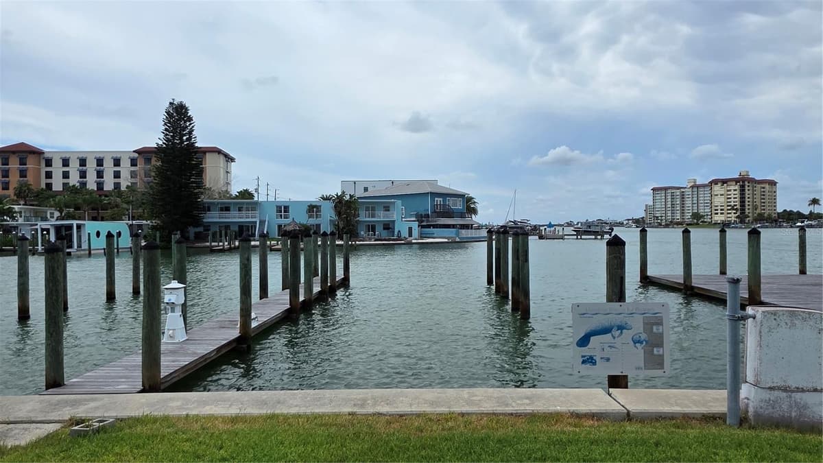 627 BAY ESPLANADE — photo 8 of 9
