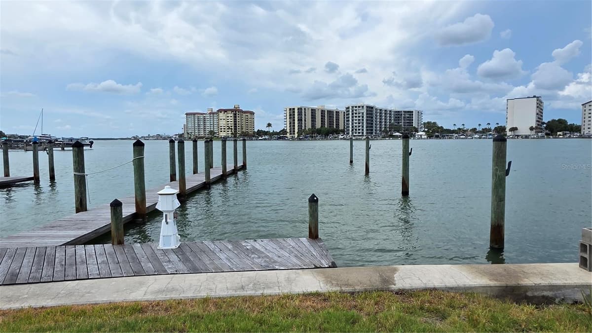 627 BAY ESPLANADE — photo 4 of 9