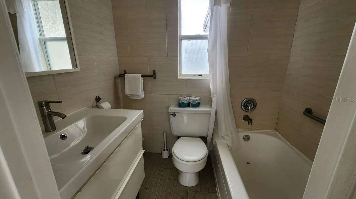 621 BAY ESPLANADE — photo 10 of 26