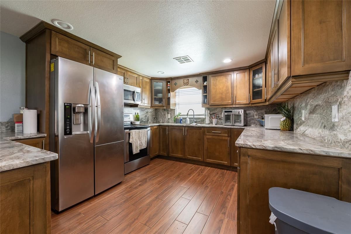 19 TYLER AVENUE — photo 21 of 38