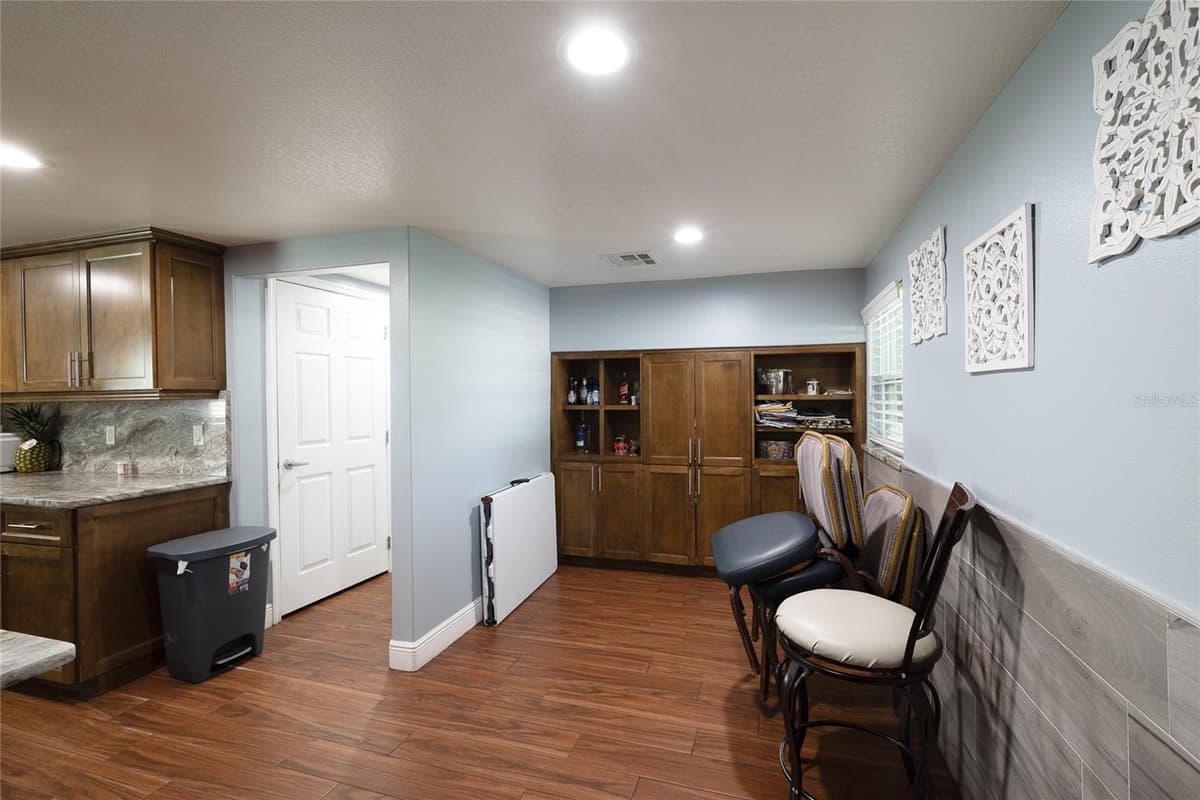 19 TYLER AVENUE — photo 23 of 38