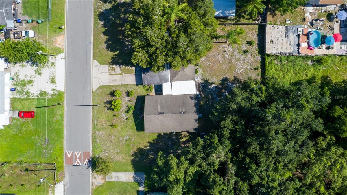 19 TYLER AVENUE — photo 9 of 38