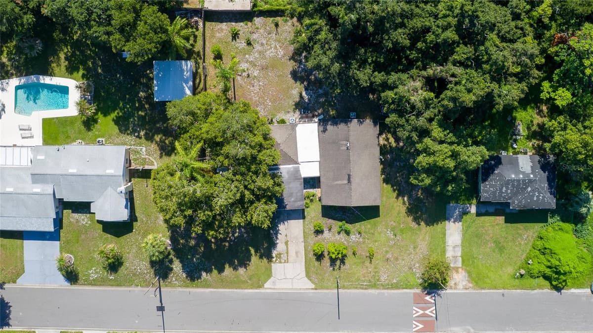 19 TYLER AVENUE — photo 8 of 38