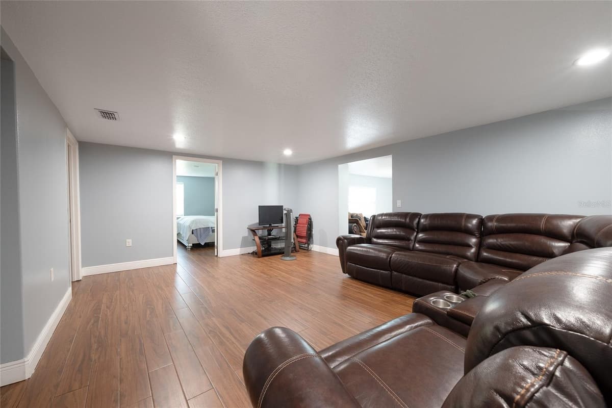 19 TYLER AVENUE — photo 18 of 38