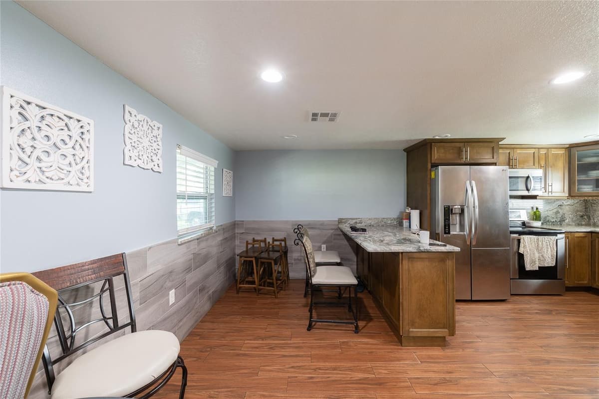 19 TYLER AVENUE — photo 24 of 38