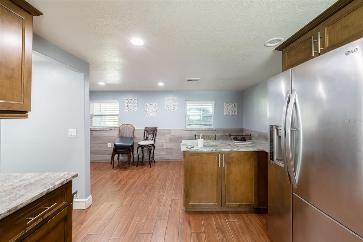 19 TYLER AVENUE — photo 25 of 38