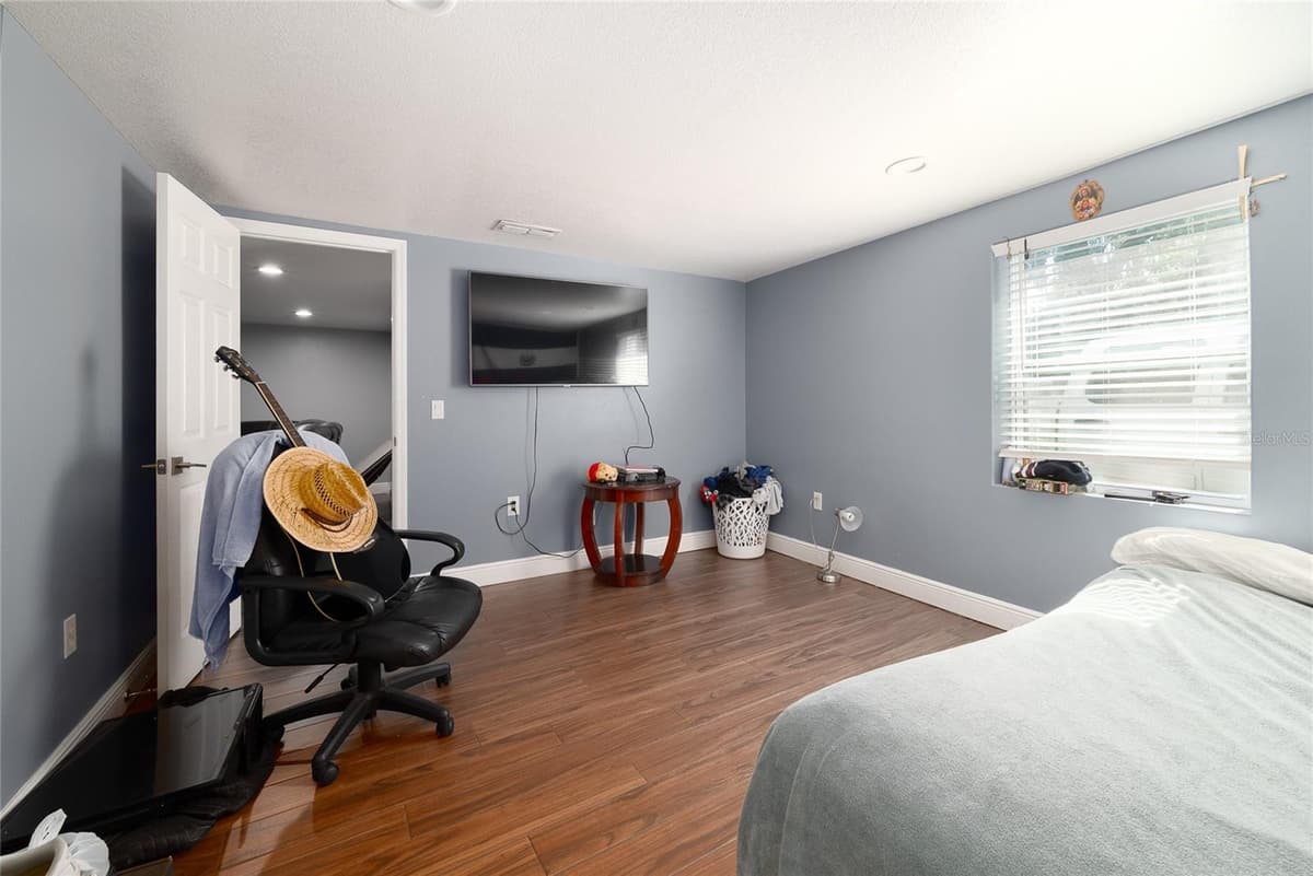 19 TYLER AVENUE — photo 33 of 38
